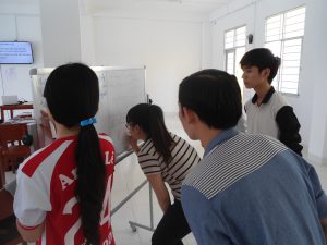 Một nhóm đăng trình bày ý tưởng trong giờ học kỹ năng mềm
